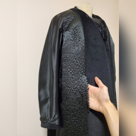 Vintage Black Coat with Fur Collar and Chinese Motif Lining - Picture 13 of 16